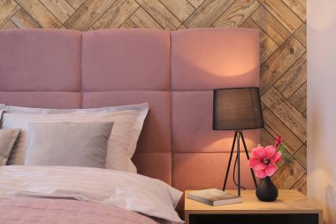 Yatak odasının iç tarafındaki komodindeki gece lambası.