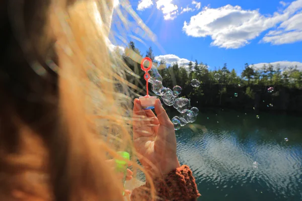 Девушка Пускающая Мыльные Пузыри Природе Возле Озера — стоковое фото