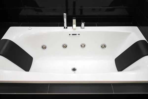 Bañera Jacuzzi Blanco Interior Del Baño Moderno —  Fotos de Stock
