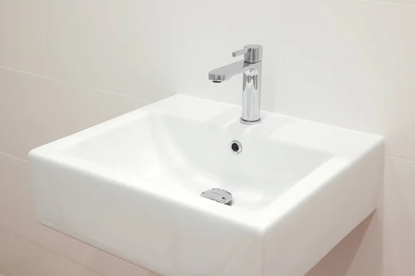 Moderno Lavabo Baño Blanco Con Grifo — Foto de Stock