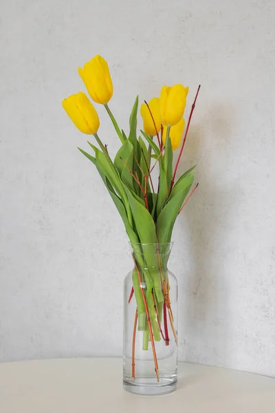 Flores Tulipas Amarelas Vaso Mesa — Fotografia de Stock