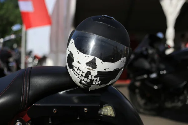 2019年5月18日 乌克兰基辅 摩托车上有骷髅图案的头盔 — 图库照片