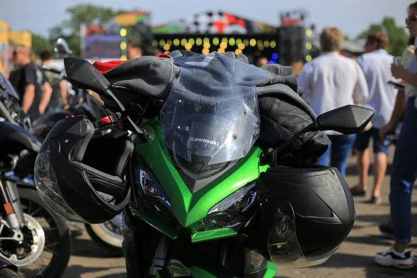 Kiev Oekraïne Mei 2019 Twee Helmen Hangend Een Motorfiets Kawasaki — Stockfoto