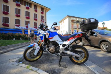 Grado, İtalya - 20 Temmuz 2019 Motosiklet Honda Afrika İkizi