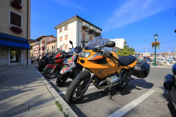Grado Włochy Lipca 2019 Motocykle Zaparkowane Ulicy — Zdjęcie stockowe