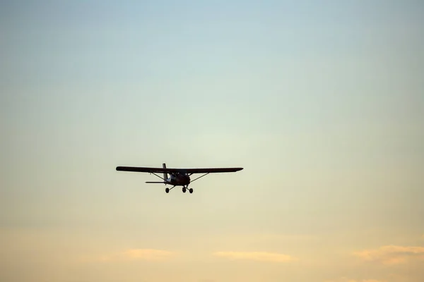 Kleines Privates Propellerflugzeug Fliegt Den Himmel — Stockfoto