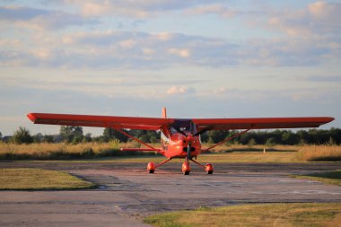 Nalyvaykivka, Ukrayna - 13 Ağustos 2020: Pistteki pervane uçağı Aeroprakt-32L