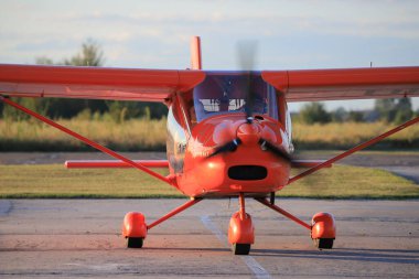 Nalyvaykivka, Ukrayna - 13 Ağustos 2020: Pistteki pervane uçağı Aeroprakt-32L