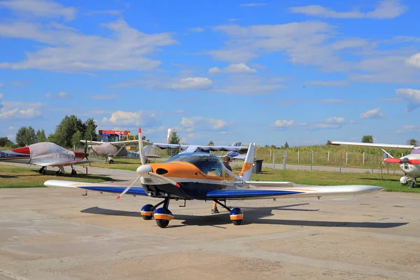 ウクライナのNalyvaykivka 2020年8月13日 滑走路上のプロペラ機トマークViper — ストック写真
