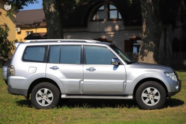 Kyiv, Ukrayna - 15 Ağustos, 2021: SUV arabası Mitsubishi Pajero