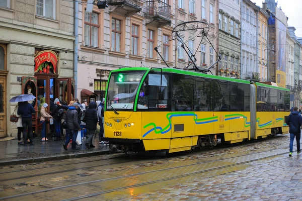 ウクライナのリヴィウ 2019 リヴィウ市の近代的な黄色のトラム — ストック写真