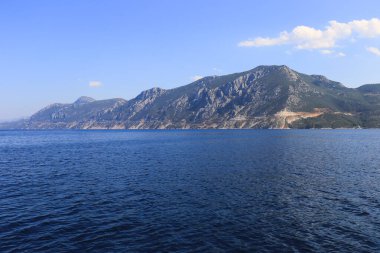 Yunanistan 'daki deniz ve dağların güzel manzarası