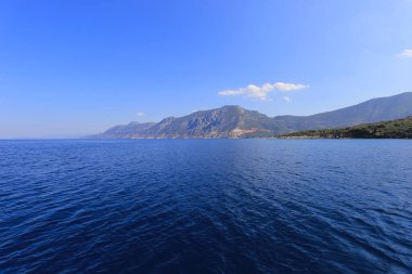 Yunanistan 'daki deniz ve dağların güzel manzarası