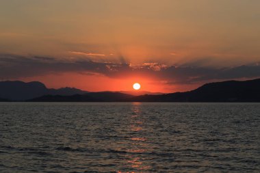 Güzel deniz manzaralı gün batımı
