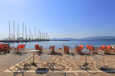 Yunanistan 'ın Methana adasında deniz kenarındaki açık hava kafeteryası