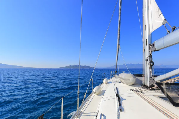 Uitzicht Vanaf Een Zeilboot Zee — Stockfoto