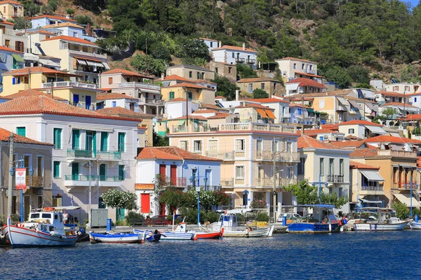 Řecký Ostrov Poros Čluny Domy — Stock fotografie