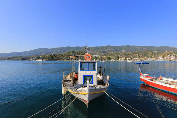 Αλιευτικό Σκάφος Αγκυροβολημένο Στο Λιμάνι Της Ελλάδας — Φωτογραφία Αρχείου