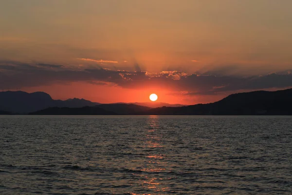 Güzel deniz manzaralı gün batımı