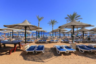 Sharm El Sheikh, Mısır - 02 Şubat 2017: Mısır 'da, Sharm El Sheikh' de güneş pansiyonları ve güneşli plajlar