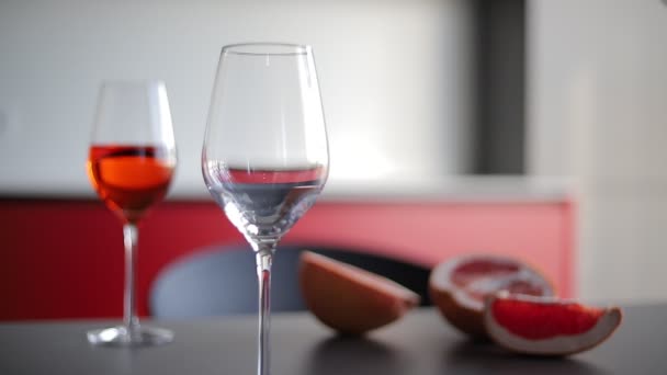 Червоне Вино Наливається Склянку Пляшки — стокове відео