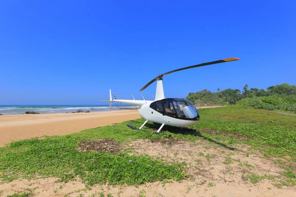 Elicottero Robinson R44 Atterrato Sulla Spiaggia — Foto Stock