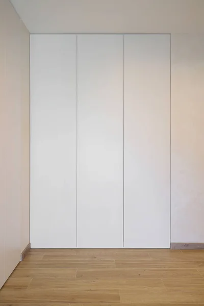 Белый Шкаф Современном Интерьере Коридора — стоковое фото