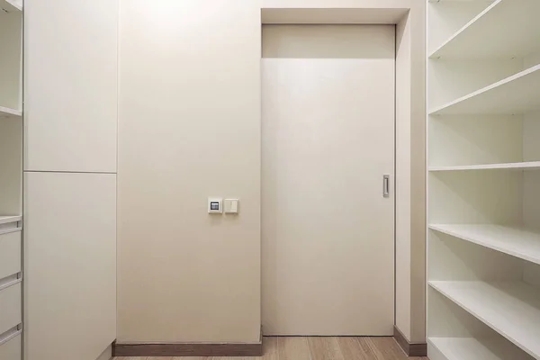 Белая Дверь Внутри Гардеробной Современном Интерьере — стоковое фото