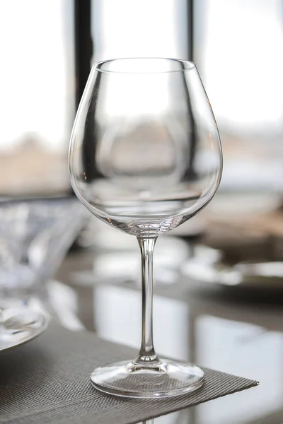 Κενό Ποτήρι Κρασιού Ένα Τραπέζι Σερβιρίσματος — Φωτογραφία Αρχείου