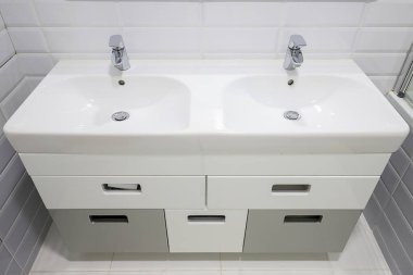 Double washbasin with two taps in the bathroom 