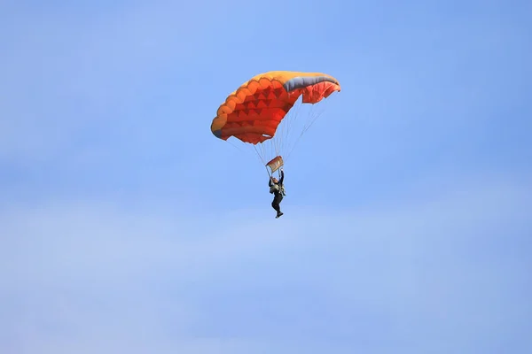 Kyiv Ukraine August 2021 Male Skydiver Descends Parachute Blue Sky — Photo