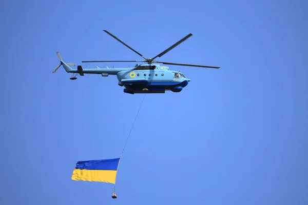 Kyiv Ukraine August 2021 Military Helicopter Flies Big Flag Ukraine — Foto Stock