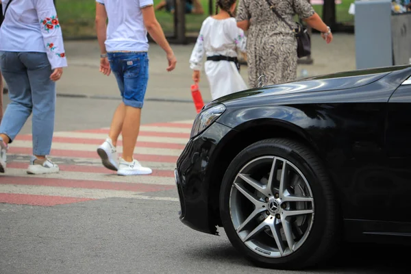 Kyiv Ukraine August 2021 Car Mercedes Benz Passes People Pedestrian Stock Kép