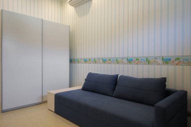 Çocuk odasında kanepe ve kaygan gardırop