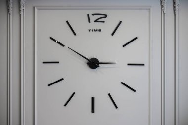 Duvarında Roma rakamları olan duvar saati.