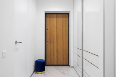 Modern bir apartmanın içindeki giriş kapısı.