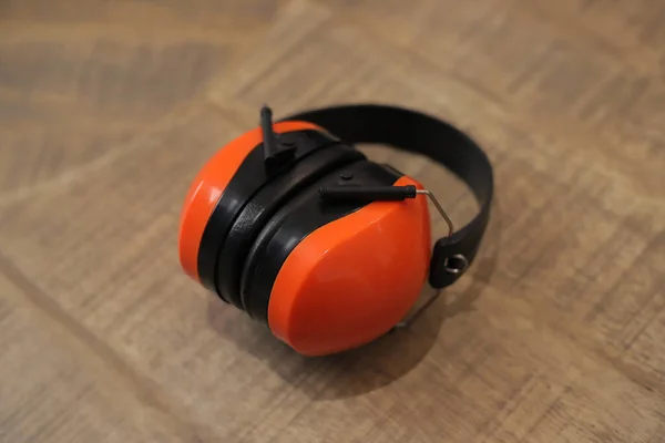 Casques Protecteurs Orange Sur Table Images De Stock Libres De Droits