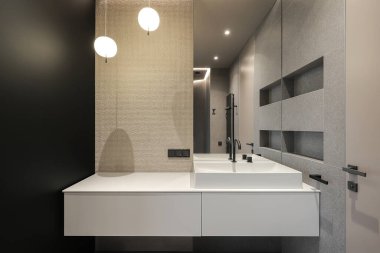 Modern banyo. Lavabo, musluk, ayna. 