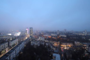 Yükseklerden Kyiv şehrinin gece görüşü