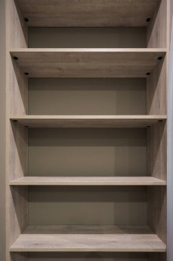 Duvardaki boş ahşap raflar