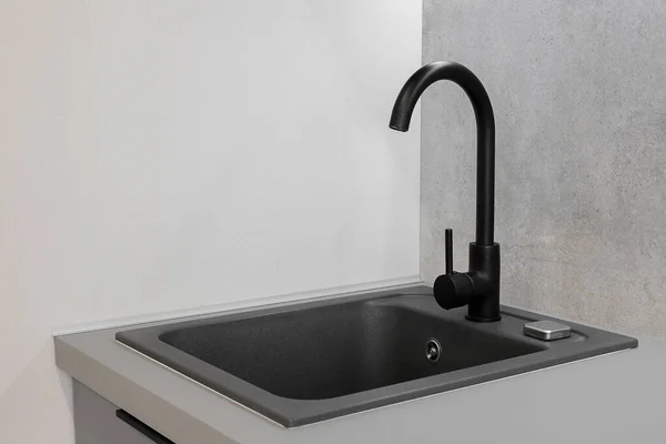 Schwarzer Wasserhahn Und Granitspüle Der Küche — Stockfoto