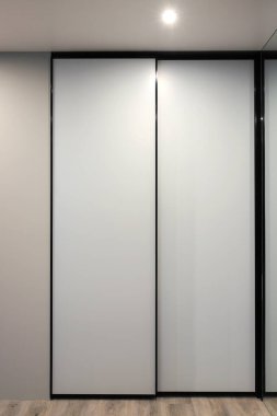 Koridorda bir apartmanın içinde dolap kayıyor. 