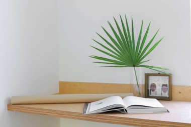 Masanın üzerinde açık bir kitap var.