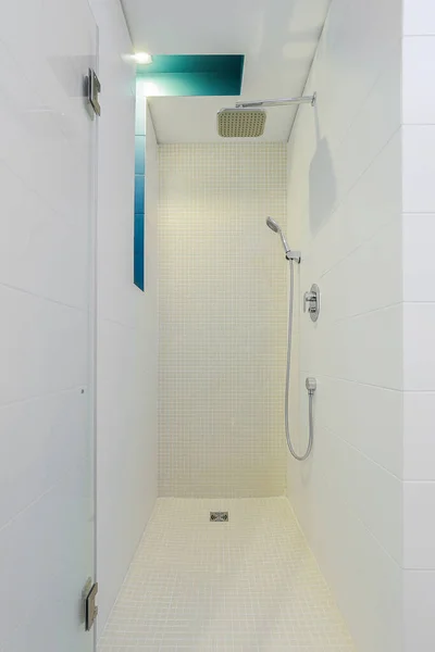 Zuhanyzó Rendszer Fehér Zuhanyzó Szobában Belső — Stock Fotó