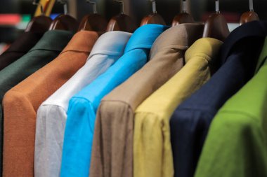Farklı renk erkeklerin yeni koleksiyonu yakın çekim giyer