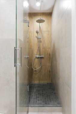Duş odasında duş sistemi var.