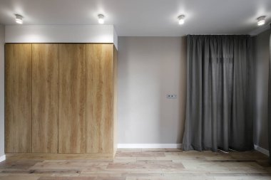 Boş yeni odadaki ahşap gardırop