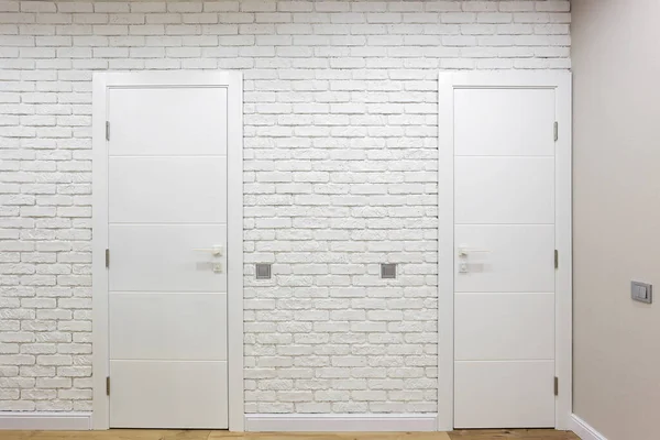 Puertas Interiores Blancas Clásicas Pared Ladrillo Blanco —  Fotos de Stock