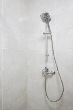Banyoda duş askısı sistemi kapalı.