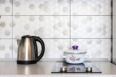 Mutfaktaki elektrikli ocakta tencere.